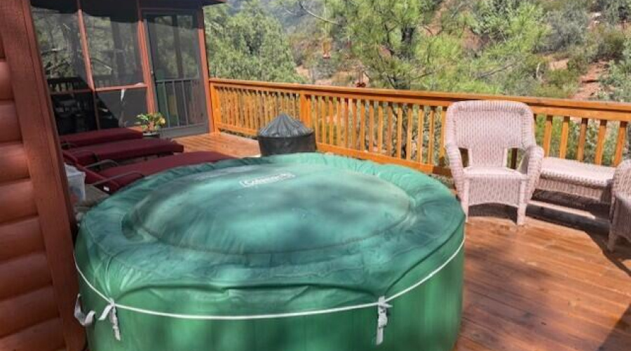 Hot Tub/Spa on the deck!