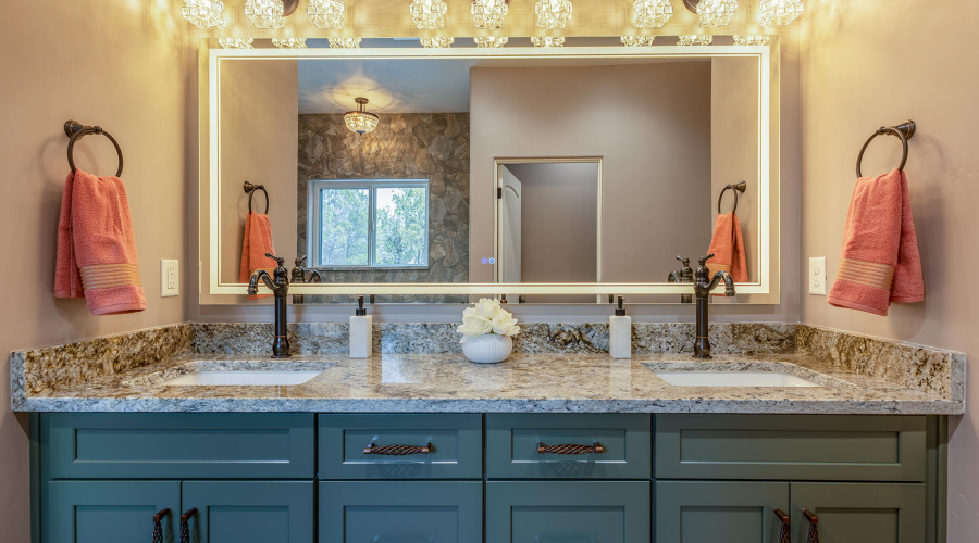 Dual Sinks in Primary En Suite