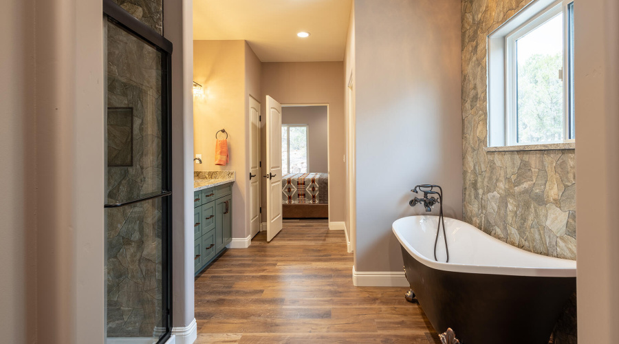Soaking Tub in Primary En Suite