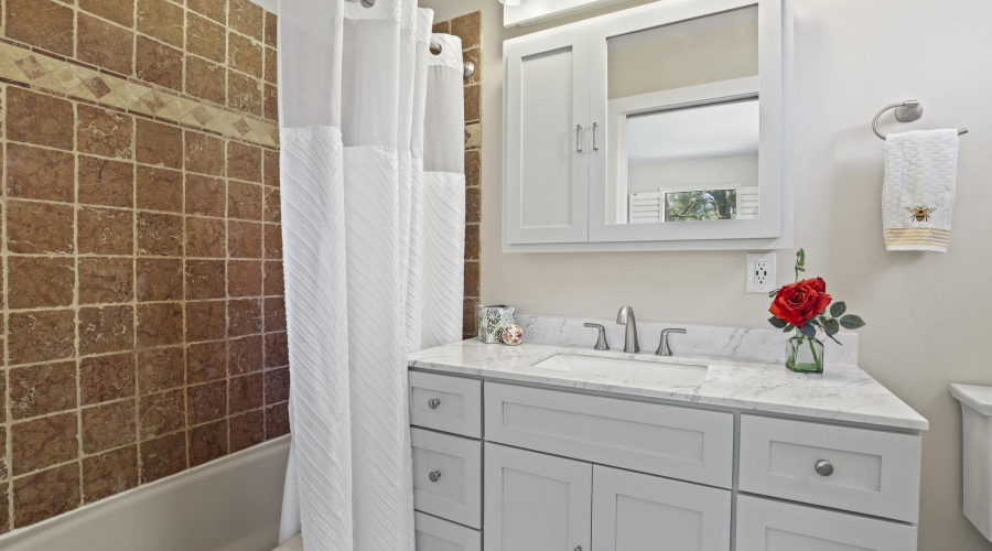 511 N Hemlock Circle Primary Bath