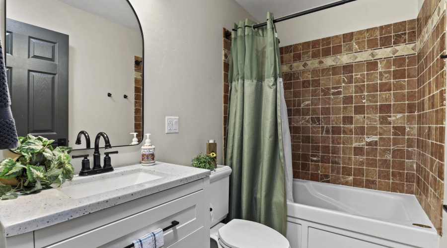 511 N Hemlock Circle Hall Bath