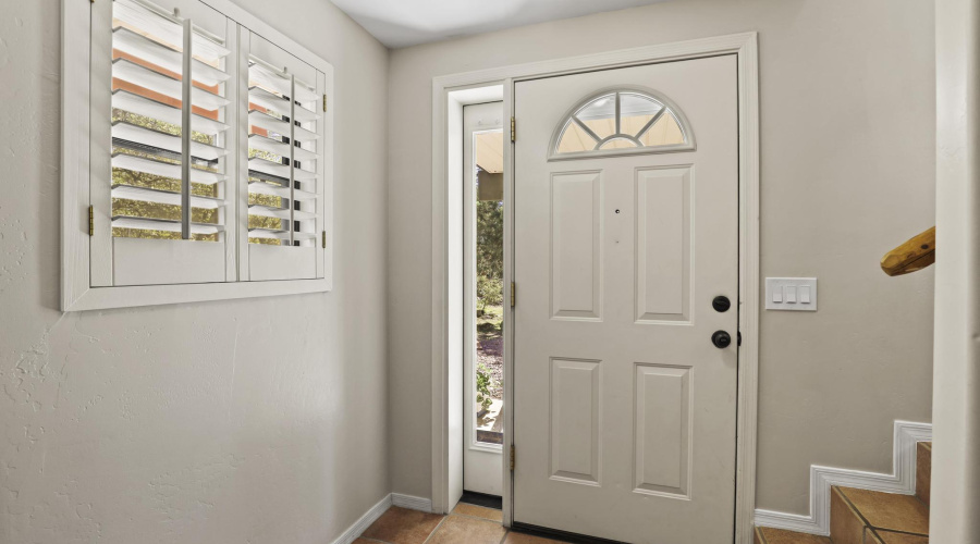 511 N Hemlock Circle Foyer