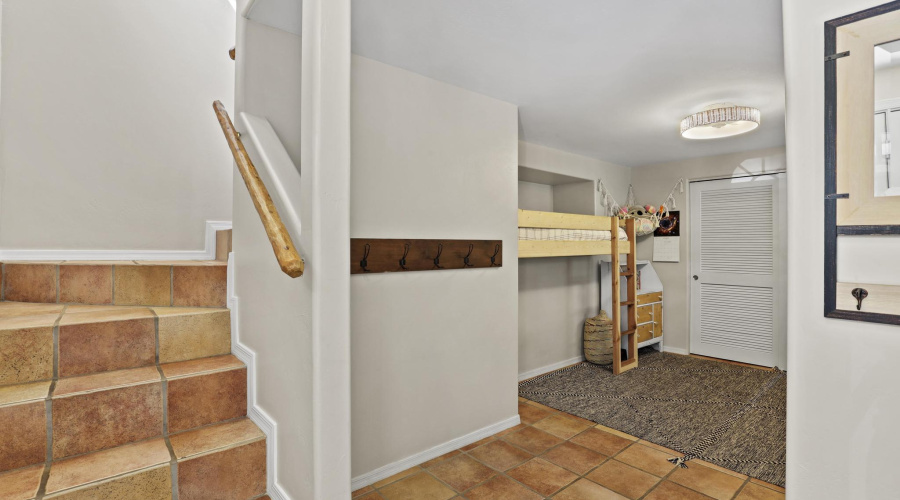 511 N Hemlock Circle Entry Alcove 2