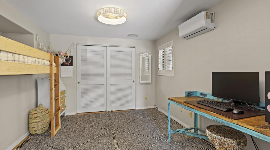 511 N Hemlock Circle Entry Alcove