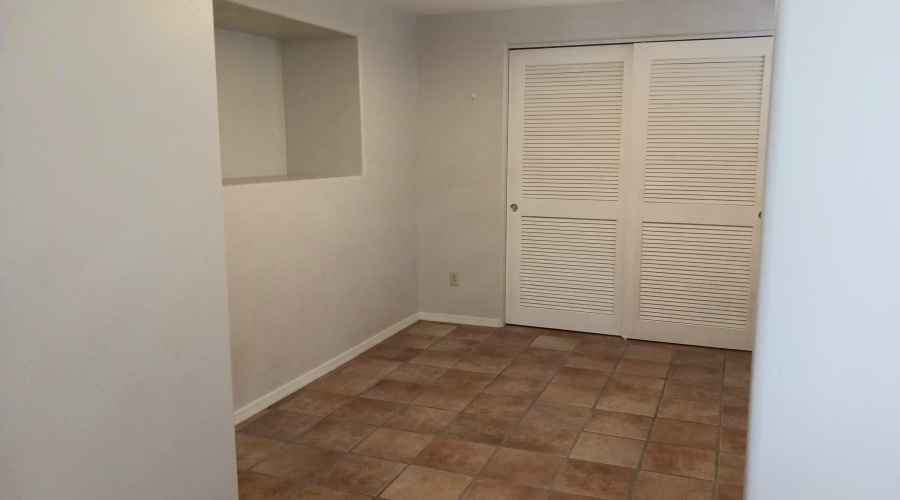 511 N Hemlock Circle Foyer Alcove