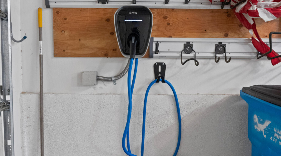 Electric vehicle charging station