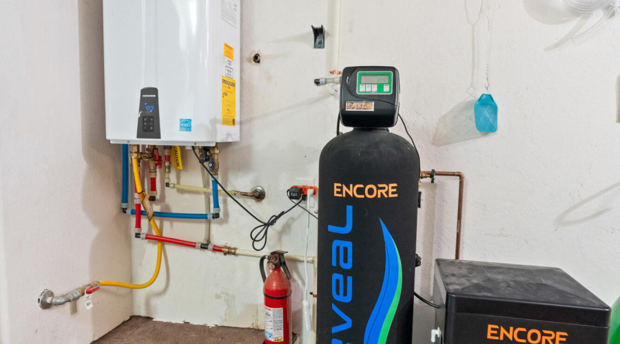 Tankless hot water heater