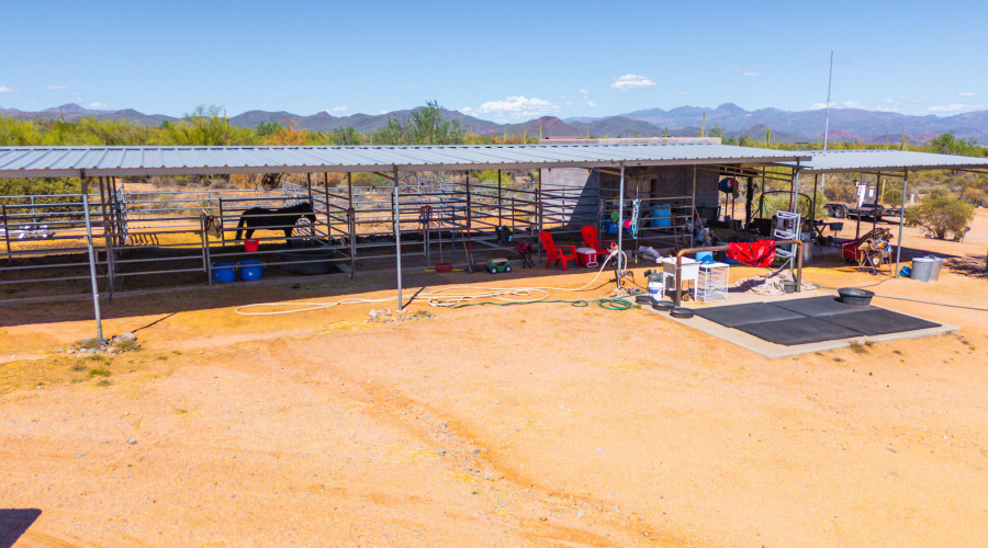 4 stall barn with runs