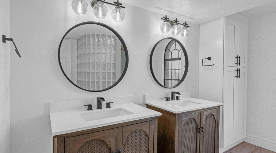 Main floor guest Bath