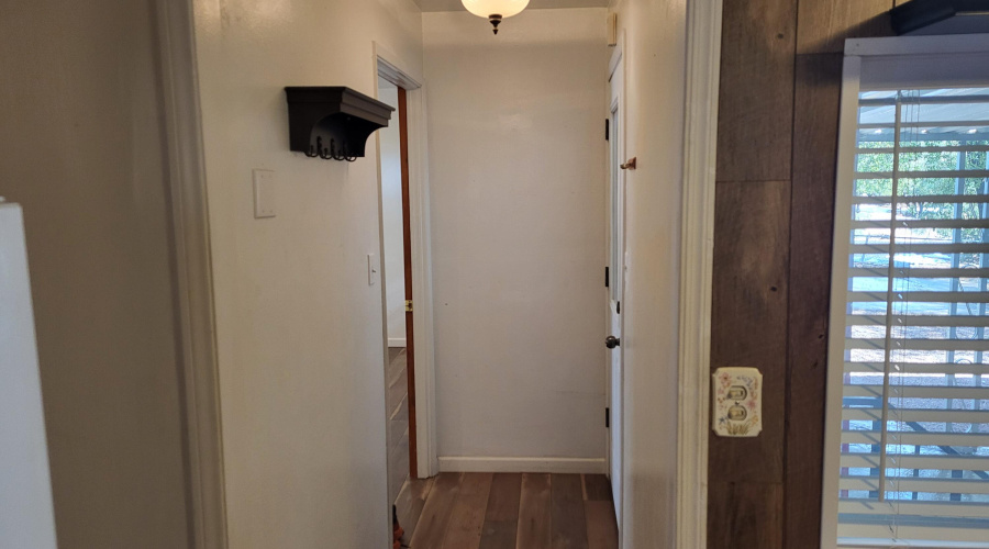 68 Kitchen lkg back to Front Dr