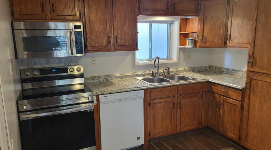 85 Kitchen Stove lkg right