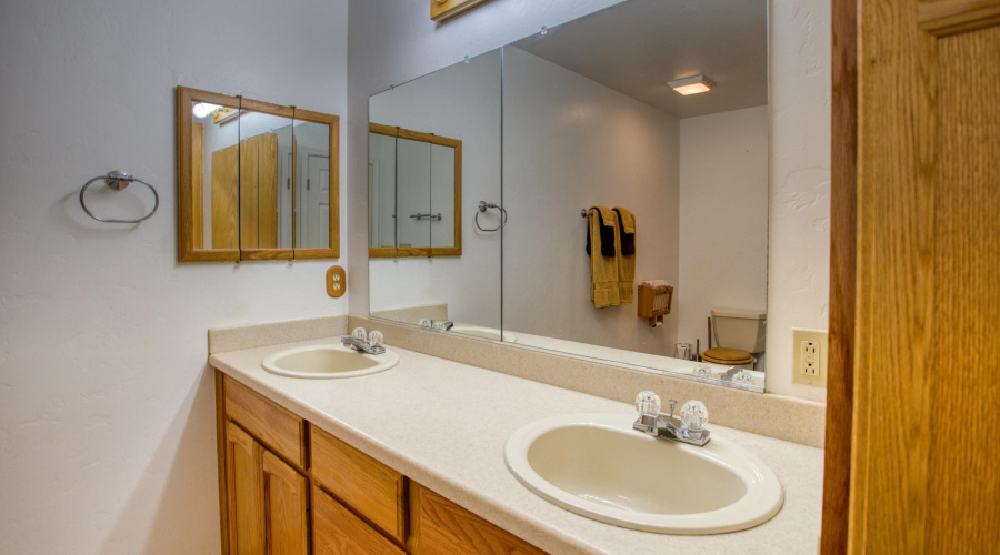 014_Main suite bathroom