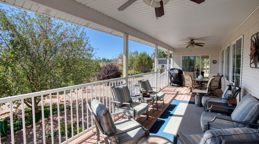 Outdoor covered deck