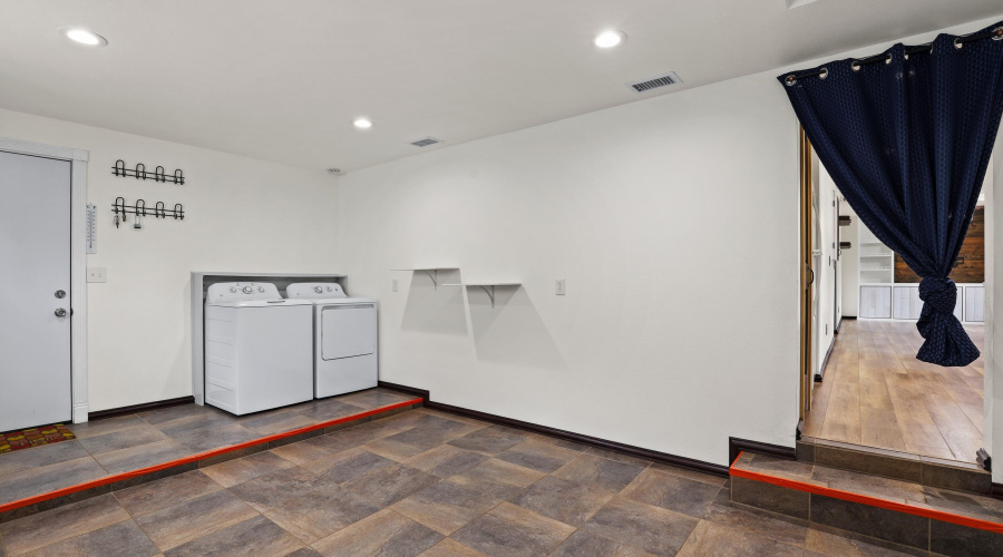Laundry Room, Bonus Room or Office (2)