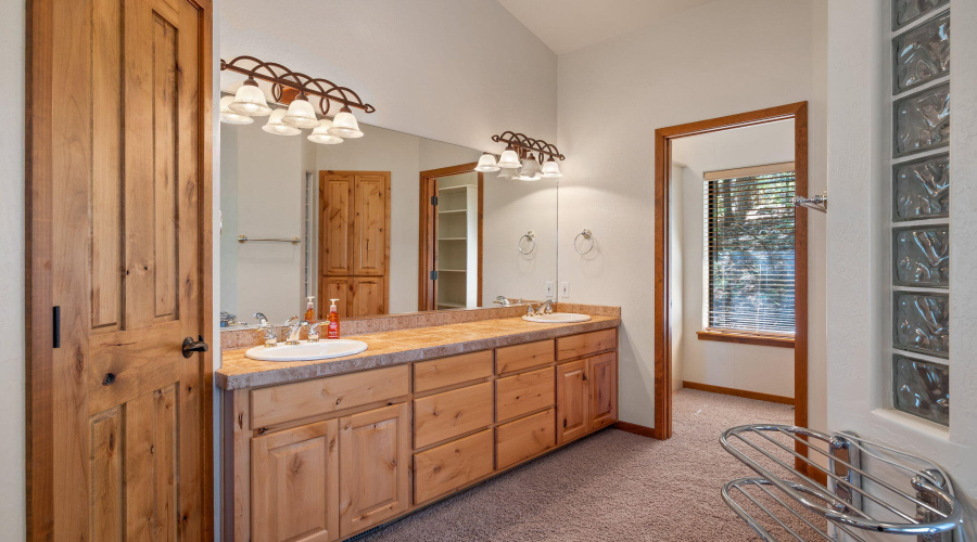 Primary En Suite Dual Sinks