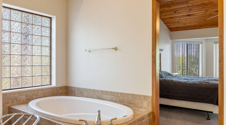 Primary En Suite Garden Tub