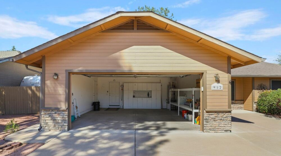 2-Car Garage (2)