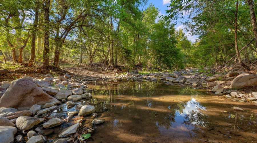 Gordon Crk Crossing looking N