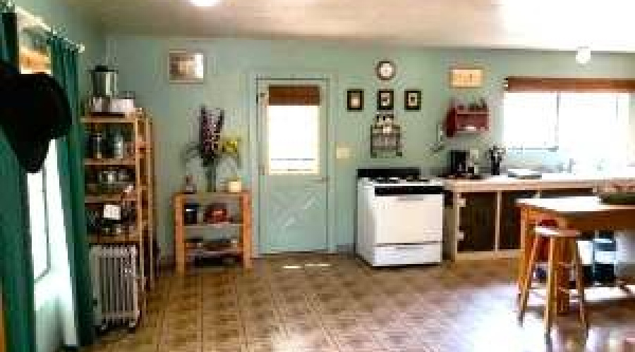 Dining Area betw Kitchen & Lvg Rm