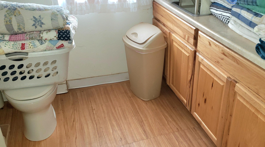 Bath Half w Laundry Rm