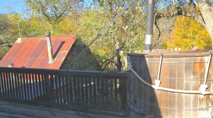 Aut Hot Tub on Deck betw Homes