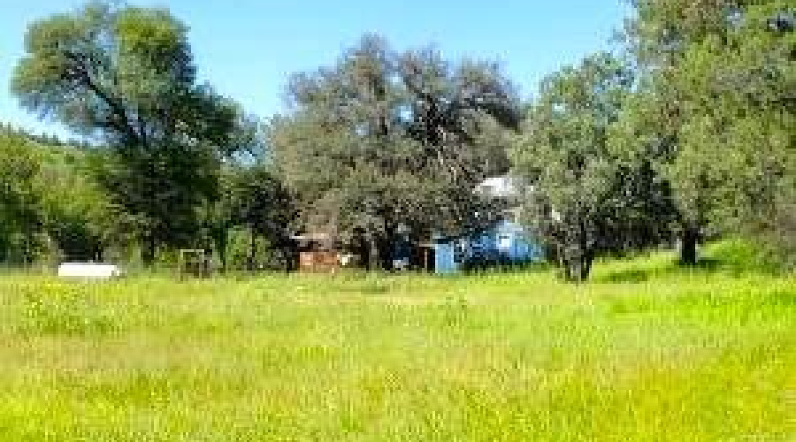 2 Homes N of E Pasture