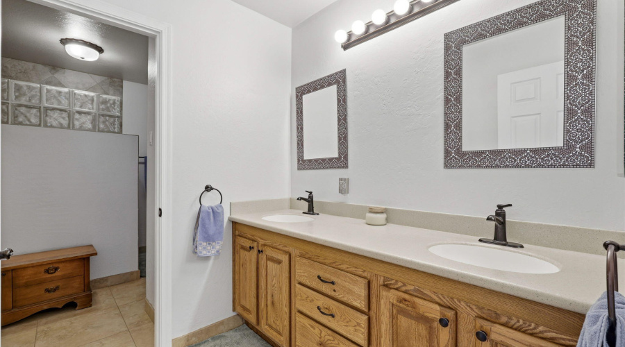 Primary En Suite with Dual Sinks