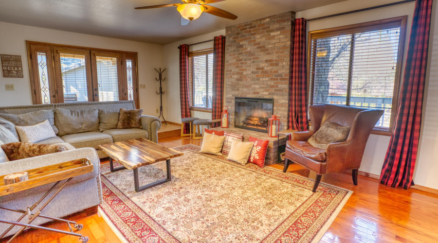 Family Room-5238 Drifting Snow Loop