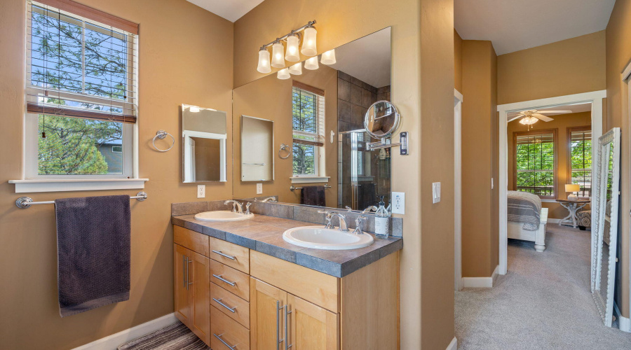 Dual Sinks in Primary En Suite