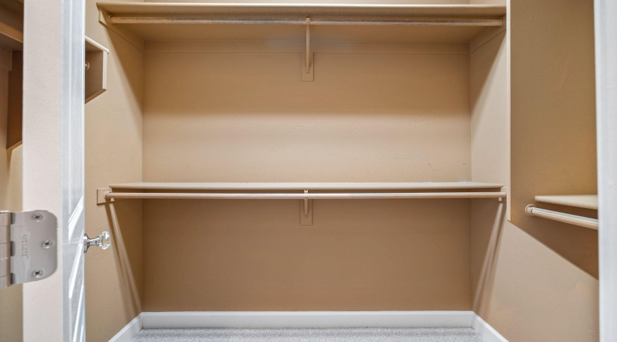 Walk-in Closet - Primary En Suite