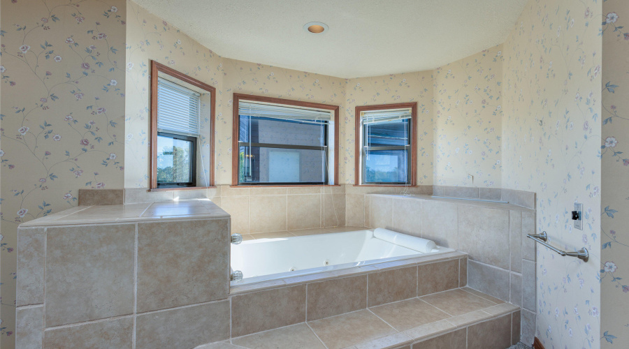 upstairs bath jetted tub