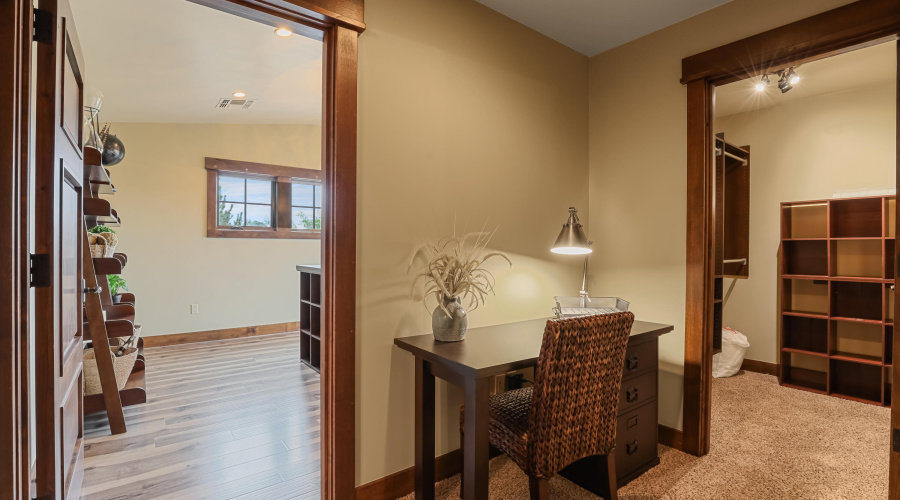 Upper Level Room_Closet_Entry