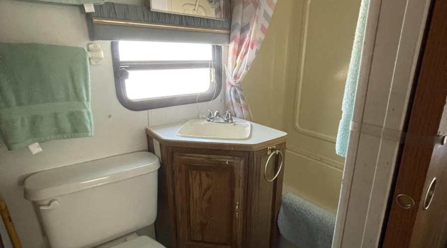 181 N 6th Dr Bathroom