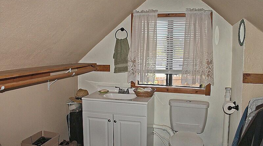 024_Upstairs Bathroom