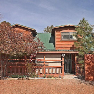 Cozy Log Sided Lakeside Cabin