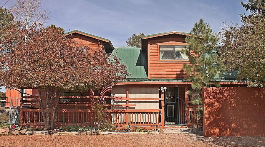 Cozy Log Sided Lakeside Cabin