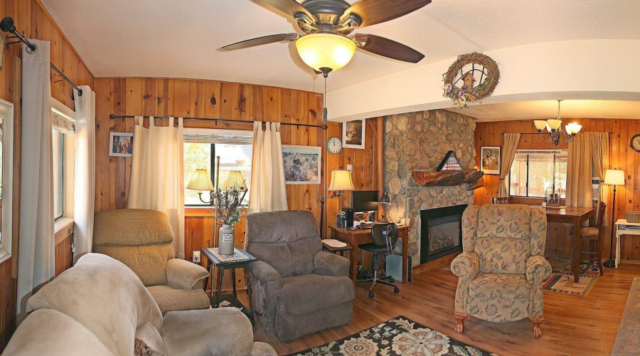 004_Living & Dining Area