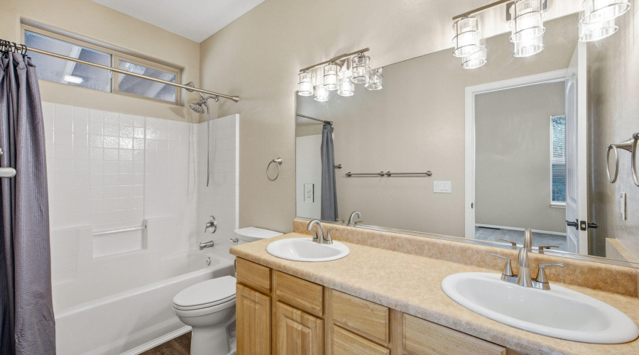 Duel sinks in primary bath