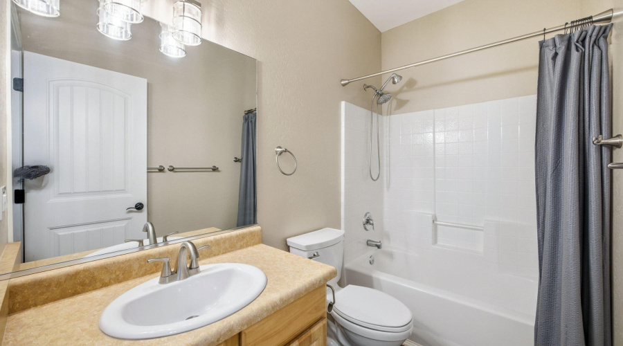 Guest bath with tub/shower