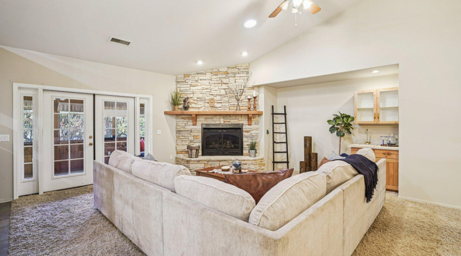 11-web-or-mls-Bonnie Brae Dr-S0811-011