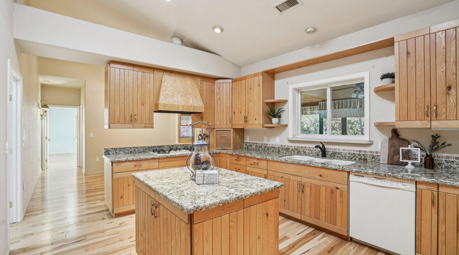 19-web-or-mls-Bonnie Brae Dr-S0811-019