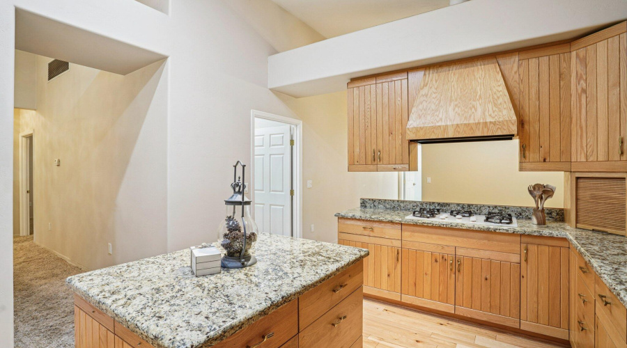 20-web-or-mls-Bonnie Brae Dr-S0811-020