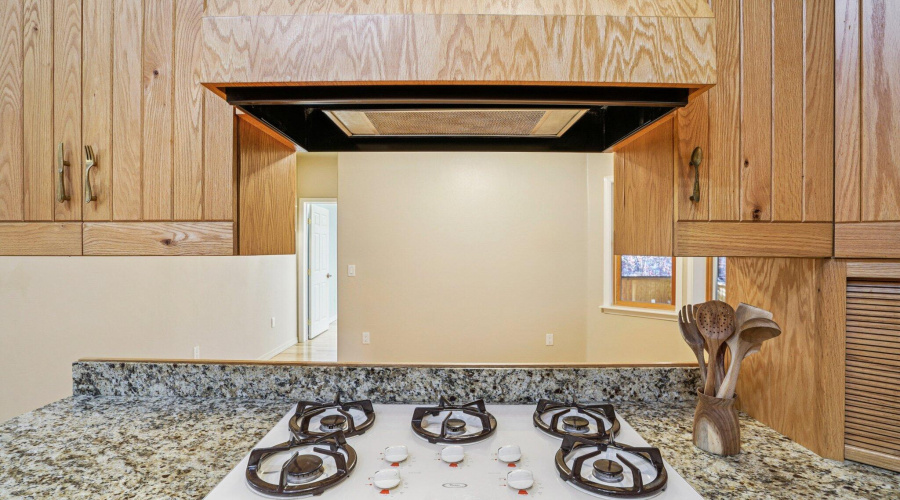 22-web-or-mls-Bonnie Brae Dr-S0811-022