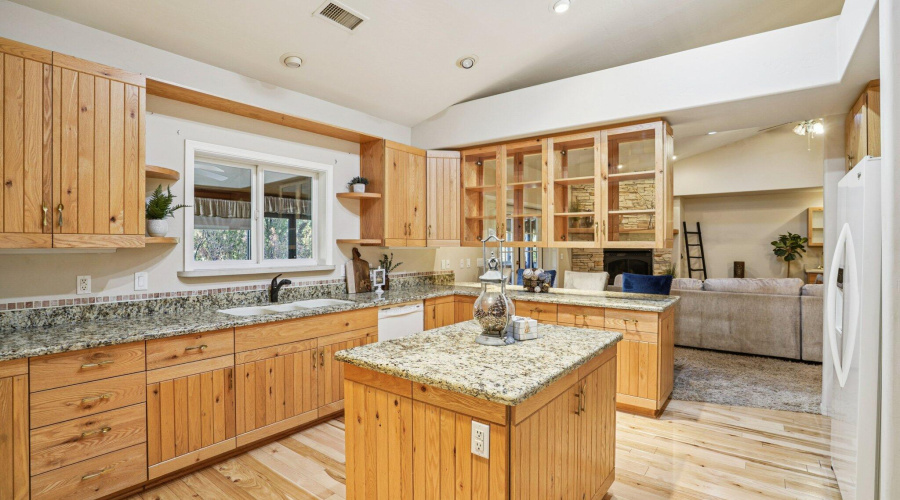 24-web-or-mls-Bonnie Brae Dr-S0811-024