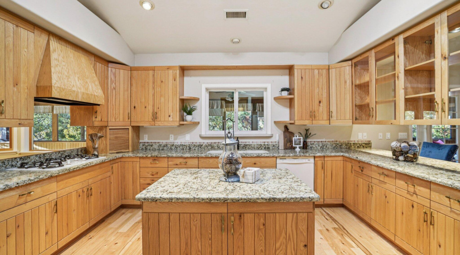 25-web-or-mls-Bonnie Brae Dr-S0811-025