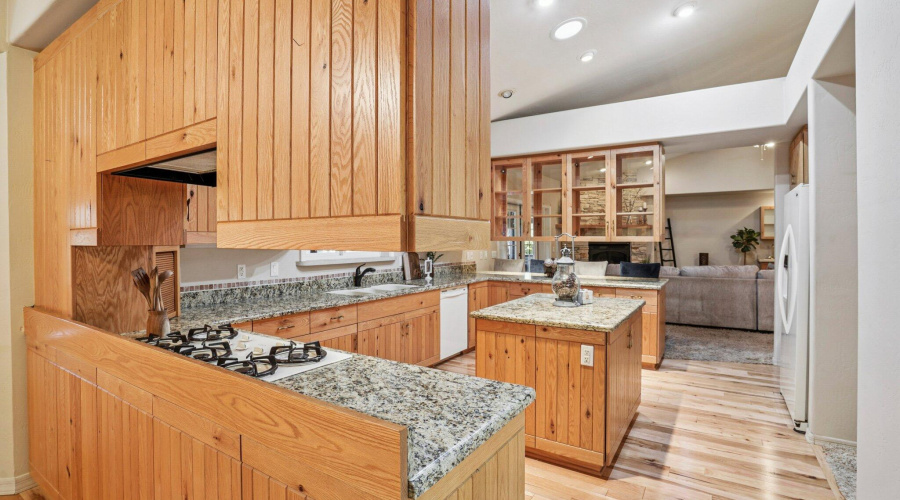 26-web-or-mls-Bonnie Brae Dr-S0811-026