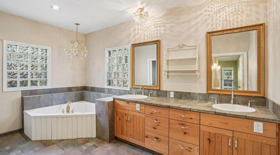 33-web-or-mls-Bonnie Brae Dr-S0811-033