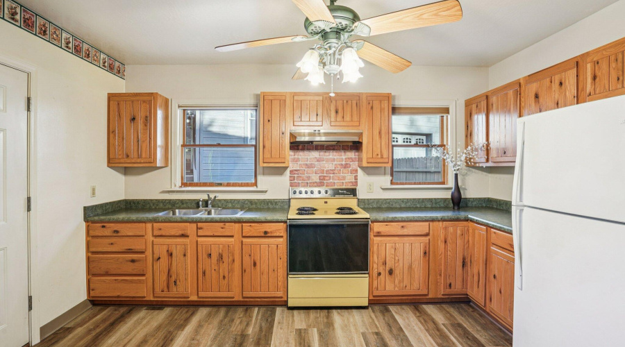 53-web-or-mls-Bonnie Brae Dr-S0811-053