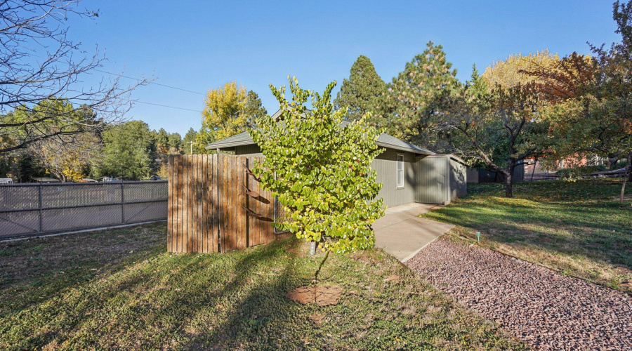 64-web-or-mls-Bonnie Brae Dr-S0811-064