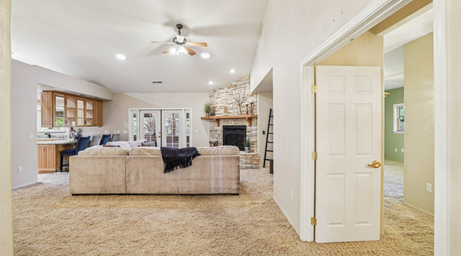 9-web-or-mls-Bonnie Brae Dr-S0811-009